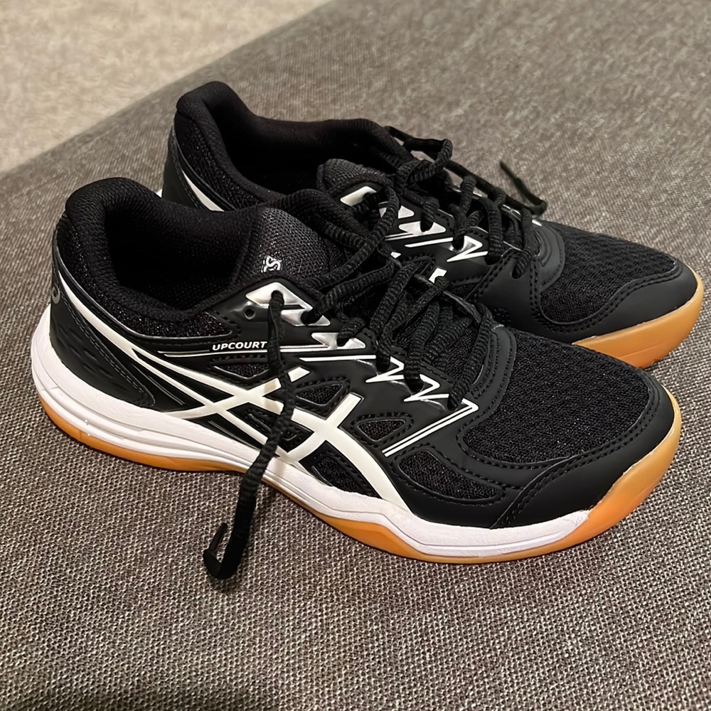 Girls size 6 volleyball shoes